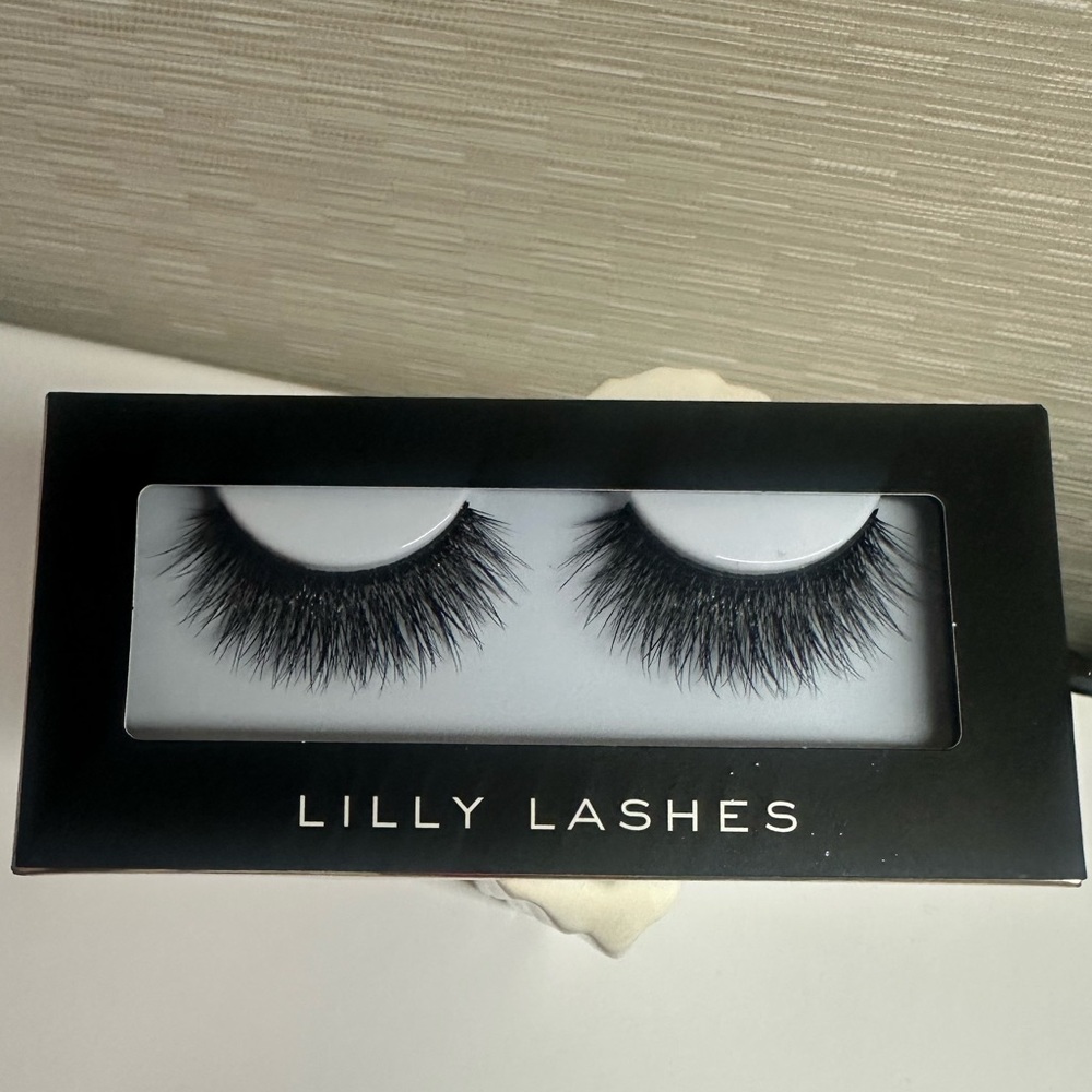 Lilly Lashes Dramatic Black Eyelashes. One pair. NIB
